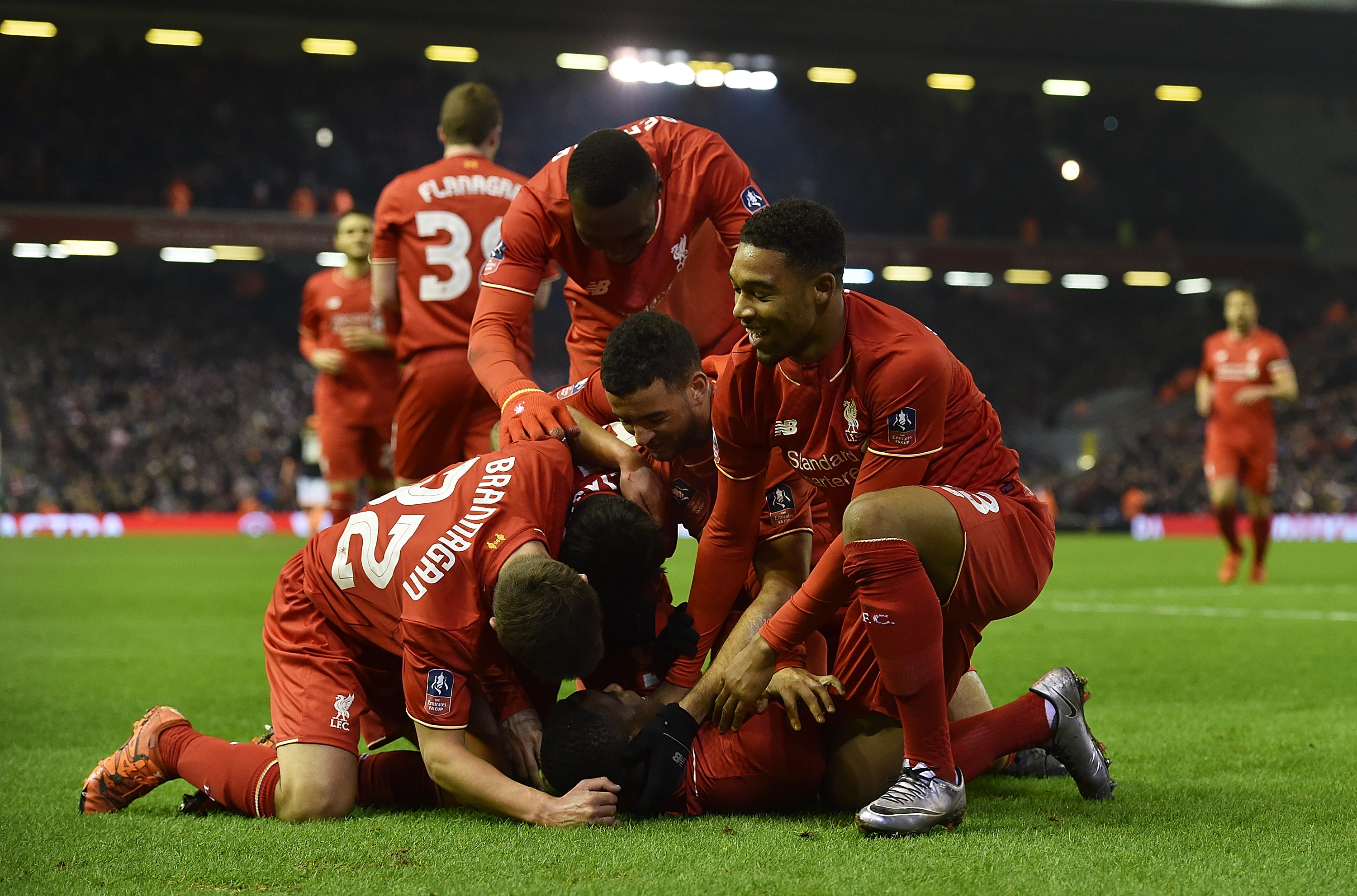 图片报：法兰克福队医私下为对手球员治疗，现已被开除（图片报：法兰克福队医暗中为对手球员治疗，已遭解雇）