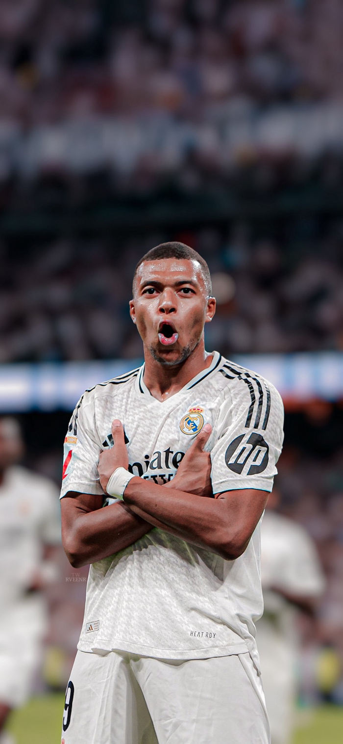 收到国足纪念球衣，尹鸿博：感谢祖国，为国出战是最大骄傲（获赠国足纪念球衣，尹鸿博致谢祖国：为国而战最荣耀）