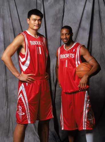 胡尔克完成职业生涯500球里程碑，球迷打出巨型TIFO致敬（胡尔克生涯500球达成，球迷巨幅TIFO致敬）