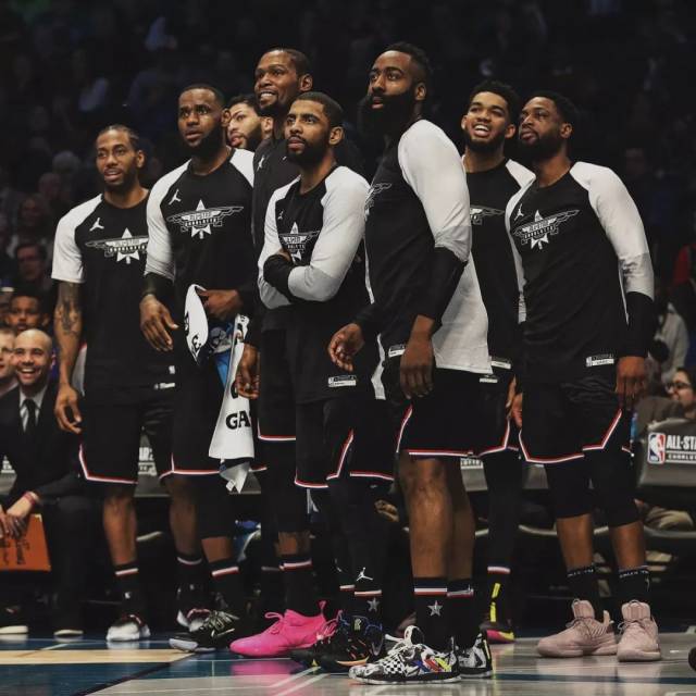 詹姆斯关键上篮助球队锁胜（詹姆斯致胜上篮锁定胜局）