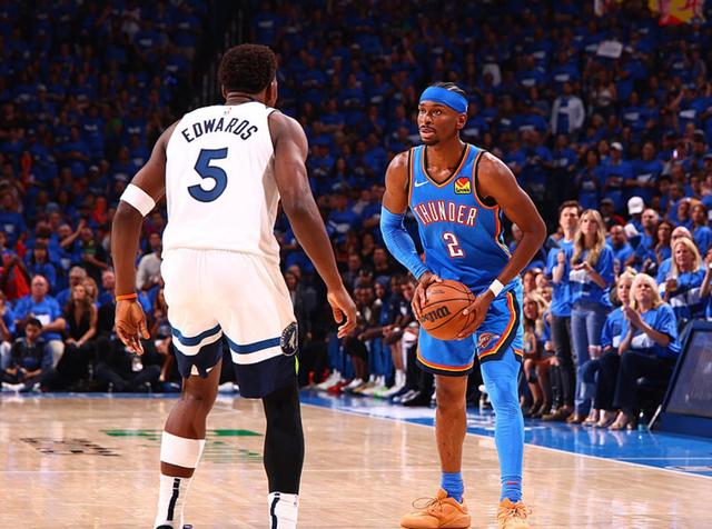 篮球湖人球员训练中展现惊人弹跳（湖人球员训练中上演惊人弹跳）