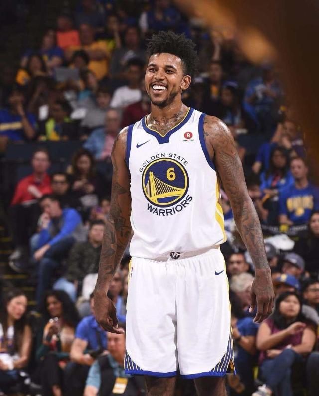 伊涅斯塔：中场球员当教练更能掌控全局，小法现在做得非常好（伊涅斯塔：中场出身的教练更易把控全局，小法执教表现出色）