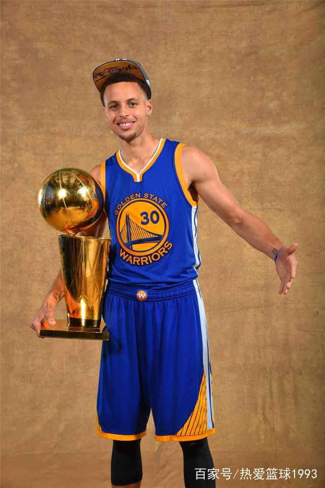 库里三分雨再现，对手毫无办法（库里再掀三分风暴，对手束手无策）