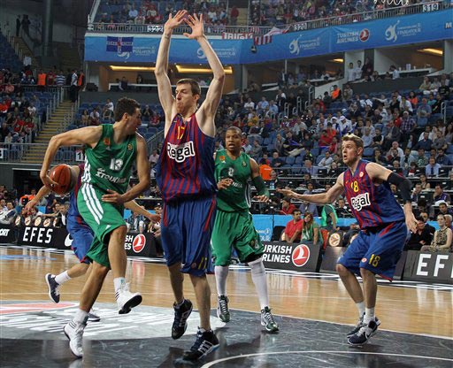 哈登狂砍55分封神！成NBA首位双队史得分王，36岁飙10记三分创多项纪录（哈登36岁轰55分飙10记三分，成NBA首位双队史得分王并刷新多项纪录）