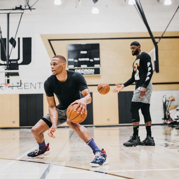 上海狂轰69分，怀特塞德8分半送4次封盖，上海大比分领先（上海火力全开轰下69分，怀特塞德8分半送4帽，上海早早拉开大比分领先）