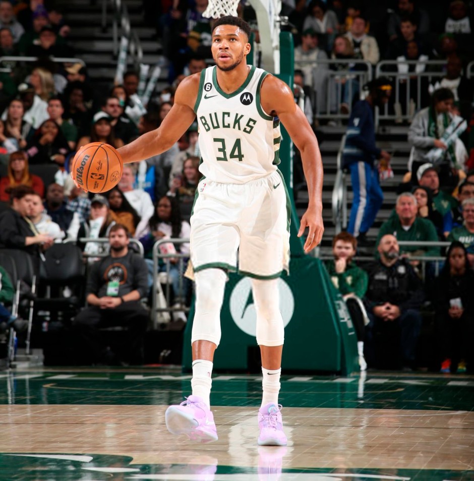 詹杜迎第44次交手！詹姆斯常规赛19胜10负季后赛5胜9负（詹杜即将迎来第44次对决：詹姆斯常规赛19胜10负，季后赛5胜9负）