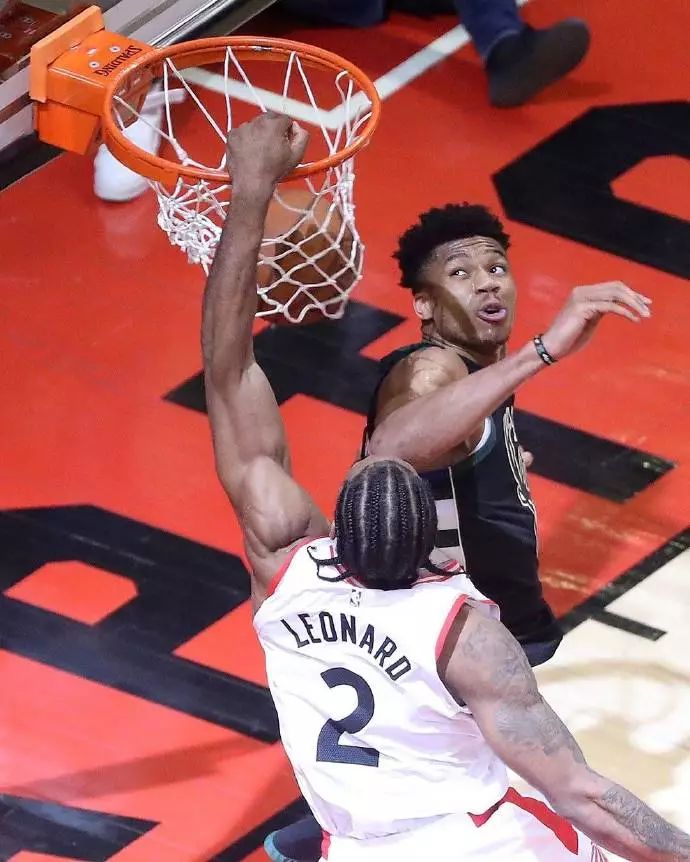 西甲战报：巴雷内切亚半场吊射建功，皇家社会3-1十人奥萨苏纳（西甲战报：巴雷内切亚中场吊射破门，皇家社会3-1力克十人奥萨苏纳）