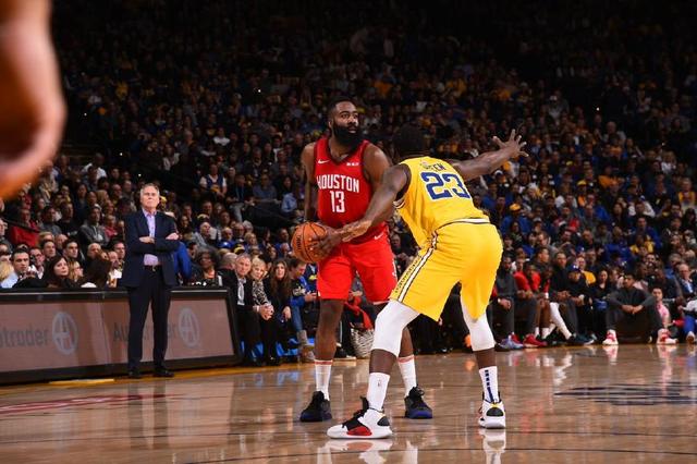 索尔斯克亚拿到了足球史上最漂亮的战术红牌！（索尔斯克亚上演足坛最经典的战术红牌）