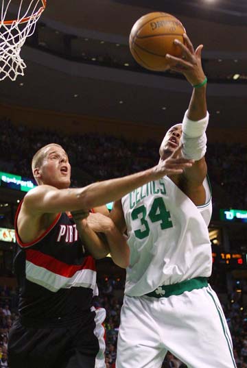 马奎尔：建议废除大部分VAR干预，保留门线技术和越位判罚（马奎尔呼吁取消大部分VAR介入，仅保留门线技术与越位判定）