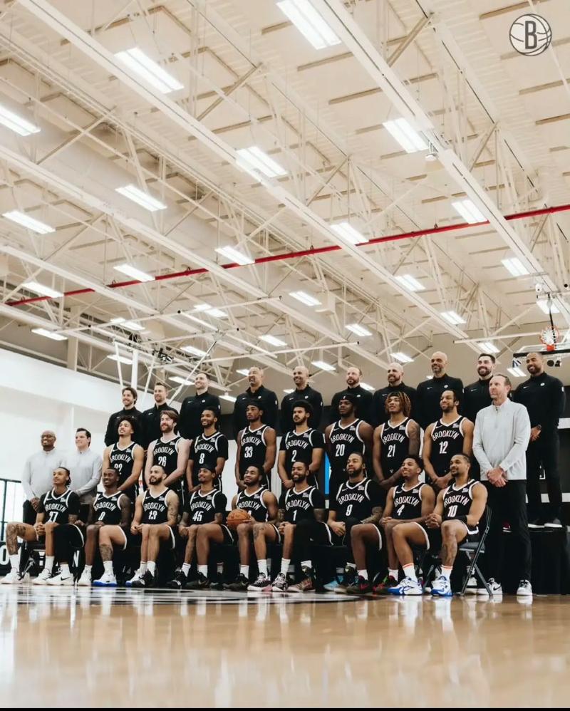 下饭对决！杜兰特开局连续打铁还送失误 东契奇玩花活直接连续失误（下饭大战：杜兰特开场连投不进还送失误，东契奇秀花招却连续失误）