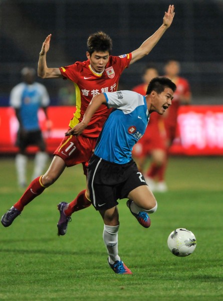 英超争冠悬念再起！曼城强势迫近，阿森纳迎魔鬼赛程（英超冠军之争重燃！曼城步步紧逼，阿森纳直面魔鬼赛程）