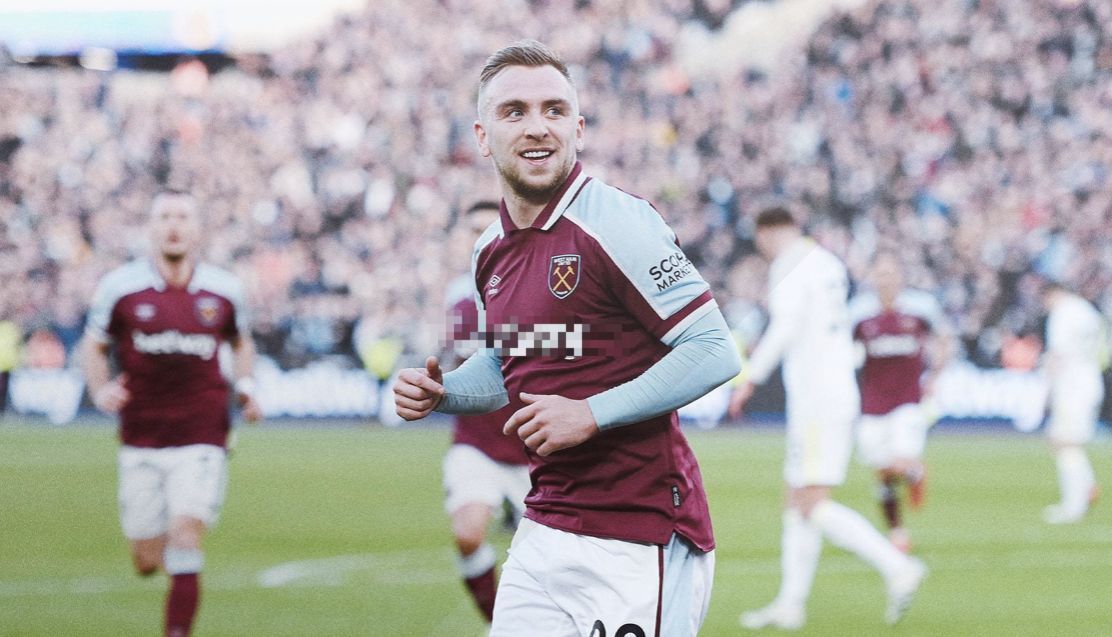 德甲生涯第10次戴帽，凯恩赛后将比赛用球带走收藏（凯恩德甲第10次上演帽子戏法，赛后带走比赛用球留作纪念）