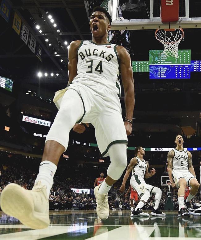 国王队记：拉文左脚踝中度扭伤，一周后重新评估（国王随队记者：拉文左脚踝中度扭伤，一周后再评估）