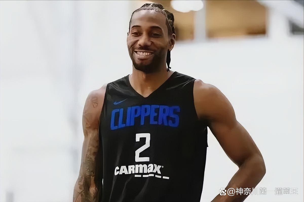 那个受伤倒地的瞬间让人揪心（受伤倒地的一幕令人揪心）