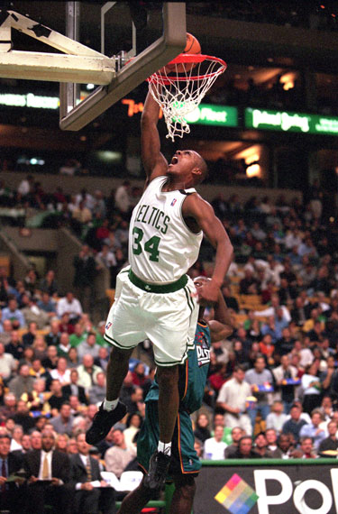 一家人都太美了！瓦妮莎晒与三个女儿圣诞合照：节日快乐（瓦妮莎分享与三女儿的圣诞合影，全家高颜值送上节日祝福）