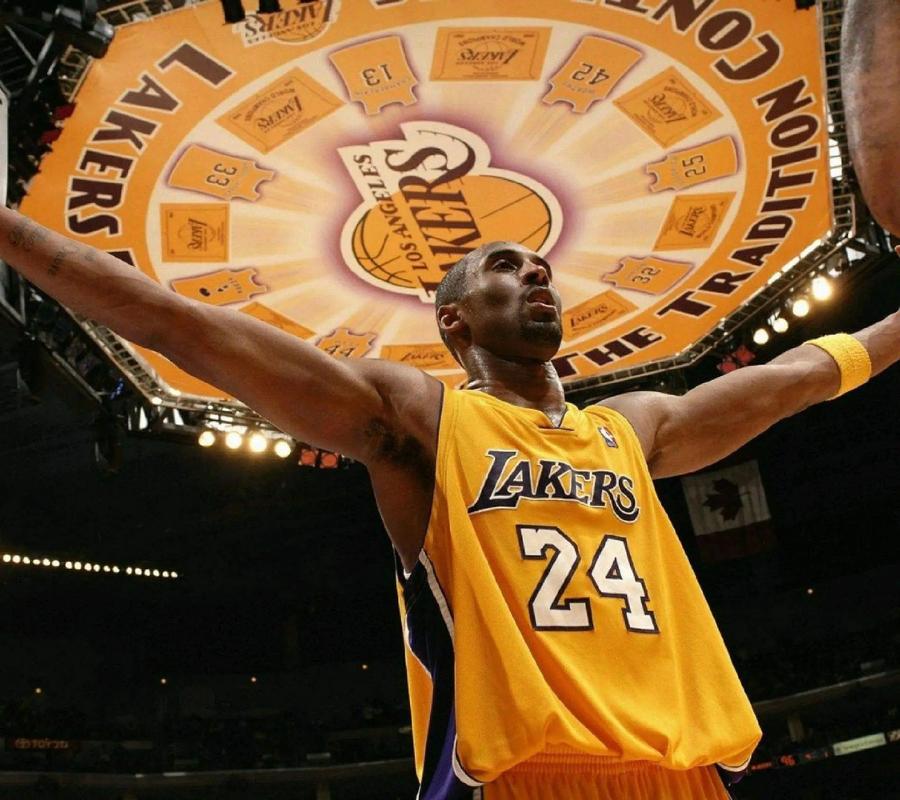 球员赛后把球衣送给癌症小球迷（赛后球员将球衣赠予患癌小球迷）